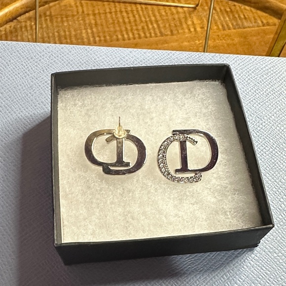 Elegant Silver Crystal Earrings - Picture 2 of 2